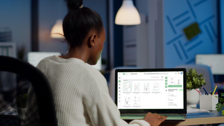 <p>fileee ist ein cloud-basierendes Dokumenten Management System mit dem Fokus auf Privatpersonen, Freelancer und Kleinstunternehmen. fileee bietet verschiedene Wege zum Import von PDF-Dokumenten in das DMS um eine schnelle und zweckorientierte Weiterverarbeitung zu gewährleisten. Die mobileApp für iOS und Android bietet auch unterwegs Zugriff auf alle Dokumente. </p>